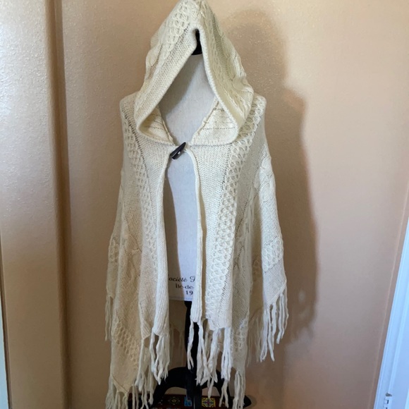 Sweaters - NWT knitted poncho